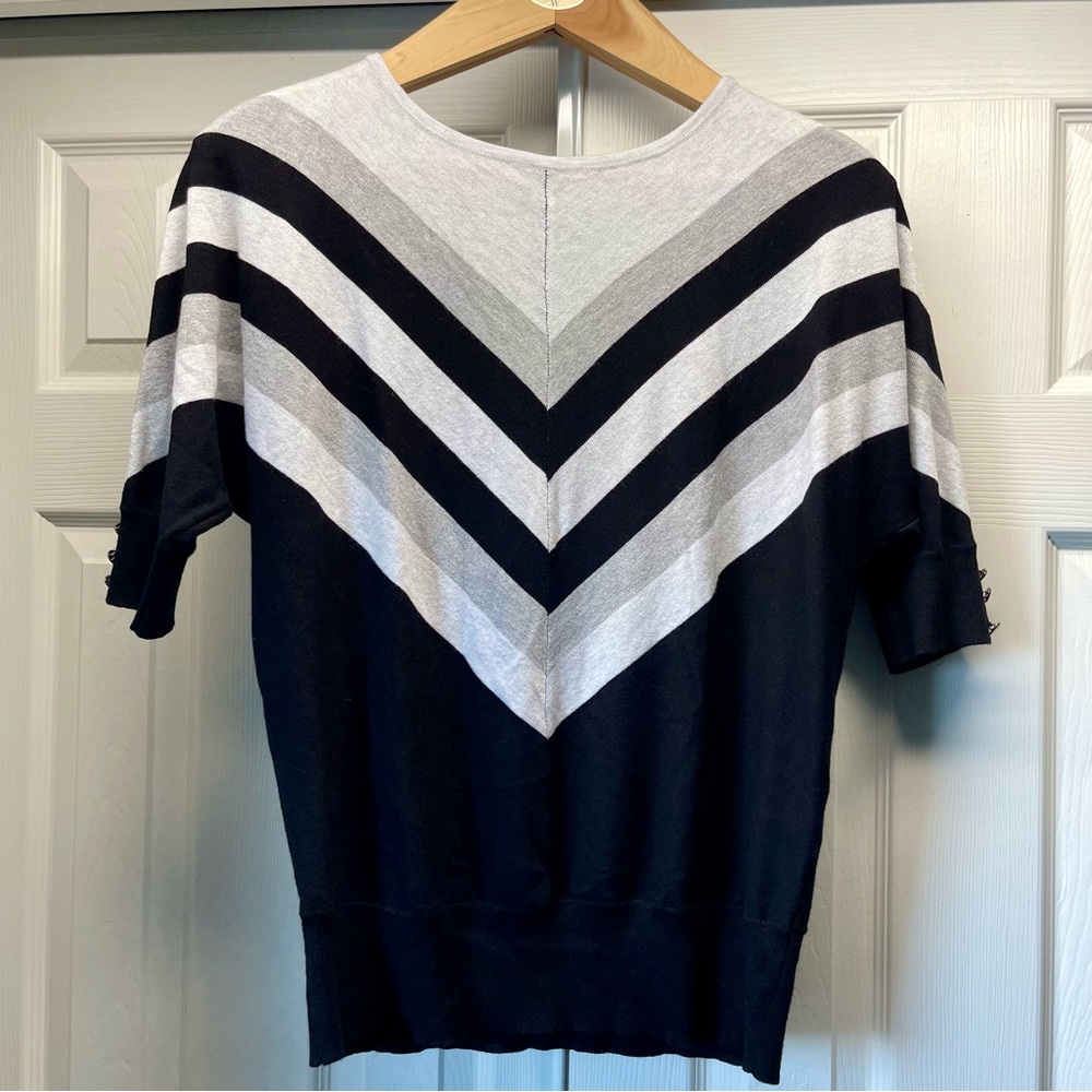 Love Scarlett Women’s Size Medium Sweater Black And Grey Chevron Pattern